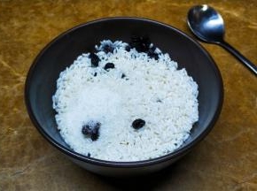 糯米放入蓝莓或蔓越莓干，放入盐、糖拌均匀