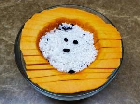 将拌均匀的糯米放入南瓜碗里（放七成满，因为蒸时糯米会涨起）