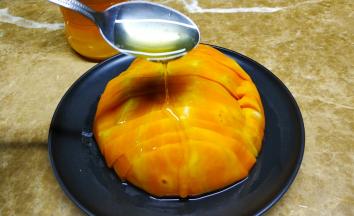 拿起碗，淋入蜂蜜