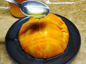 拿起碗，淋入蜂蜜