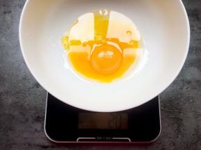 蛋黄加入玉米油拌匀。