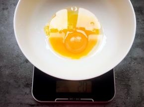 蛋黄加入玉米油拌匀。