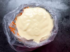 拌好的蛋糕液装入裱花袋。