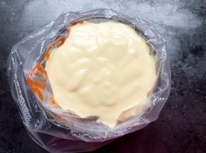 拌好的蛋糕液装入裱花袋。