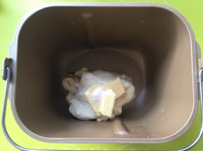 面团揉好后，加入黄油跟盐，继续启动揉面程序，将材料揉均匀 
