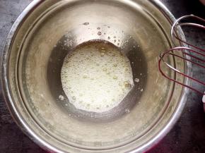 蛋清先打出鱼眼泡。