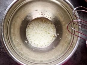 蛋清先打出鱼眼泡。