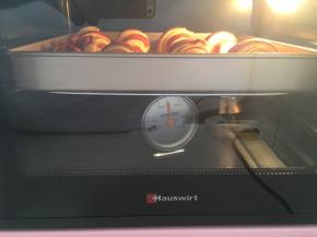 烤箱预热好后，将模具放入烤箱中层170度烤18分钟表面微微上色即可
