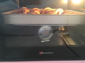 烤箱预热好后，将模具放入烤箱中层170度烤18分钟表面微微上色即可
