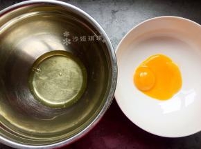 将蛋清和蛋黄分别打入无水无油的盆中。