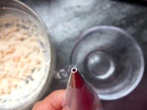 装入有小号圆形花嘴的裱花袋中。