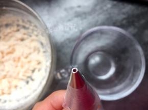 装入有小号圆形花嘴的裱花袋中。