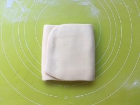 将面片折成3折，之后包裹上油纸，装入保鲜袋冰箱冷冻15分钟 
