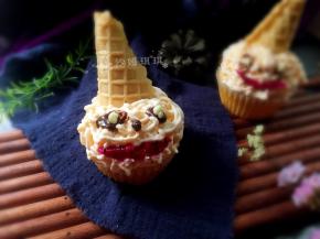 将黑白巧克力融化挤一点在蛋糕上做眼睛，戴上蛋筒帽子，安上火龙果嘴巴就做好啦！