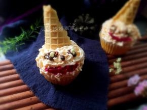 将黑白巧克力融化挤一点在蛋糕上做眼睛，戴上蛋筒帽子，安上火龙果嘴巴就做好啦！