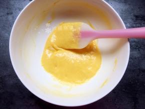 用翻拌法拌匀。