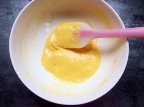 用翻拌法拌匀。