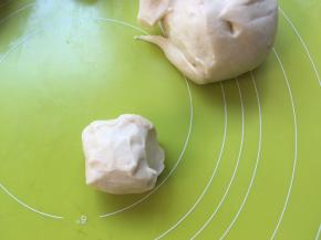 将揉好的面团切下一小块，60克左右即可，留着一会揉成红色面团 