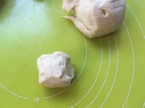 将揉好的面团切下一小块，60克左右即可，留着一会揉成红色面团 