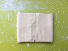 将面片翻个面，收口处朝上，再两侧的面片像中间对折一下 
