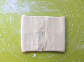 将面片翻个面，收口处朝上，再两侧的面片像中间对折一下 
