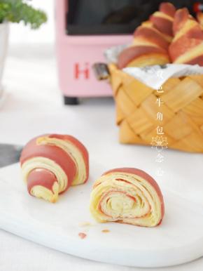 出炉放一旁凉透降温，漂亮的颜色，层次分明，表皮酥酥的特别好吃