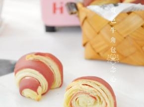 出炉放一旁凉透降温，漂亮的颜色，层次分明，表皮酥酥的特别好吃