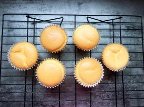 烤好的杯子蛋糕放在烤架上晾凉。