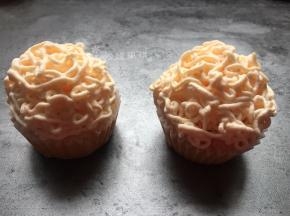 将奶油挤在杯子蛋糕上。