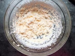 取80克淡奶油加入6克糖打发。