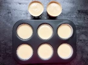挤入纸杯中，并放入烤箱140度烤30-40分钟左右取出。