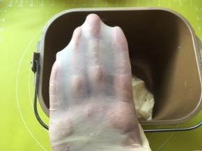 揉好的面团横切面紧实，孔洞很少，并可以撑出有弹性的手套膜 
