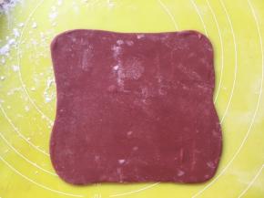 将红色面团擀成方形，不用太大，之后包裹油纸装入保鲜袋入冰箱冷冻
