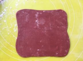 将红色面团擀成方形，不用太大，之后包裹油纸装入保鲜袋入冰箱冷冻
