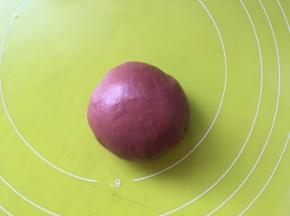 剩下的一小块面团加入红曲粉，用手掌一直向前推揉面团，将面团揉至均匀的红色 