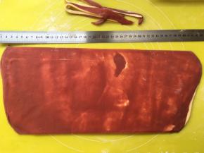 之后用钢尺裁掉上下多余的边角 
