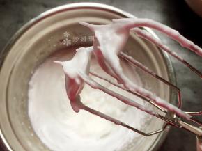 再分三次加入细砂糖打至硬性发泡。