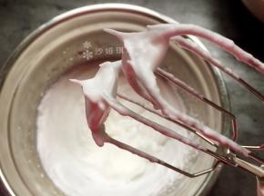 再分三次加入细砂糖打至硬性发泡。