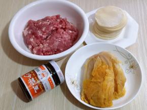 准备馅料食材及饺子皮。