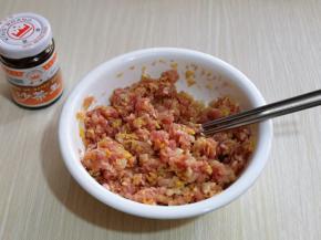 将切碎的酸菜放入肉糜中，再次搅拌均匀。