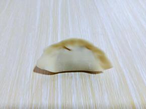 再将两边捏好，可以根据个人喜欢捏饺子的形状！依次包好饺子，吃不完可以速冻！