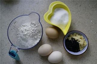 备好所用食材：金龙鱼低筋粉80克，鸡蛋3个，白糖40克，杏仁片熟芝麻适量。