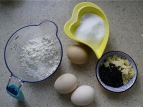 备好所用食材：金龙鱼低筋粉80克，鸡蛋3个，白糖40克，杏仁片熟芝麻适量。