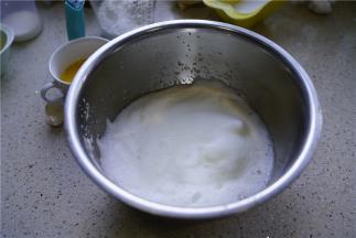 将蛋清分离出，分次加糖打至蛋白硬性发泡。