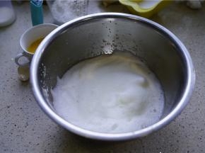 将蛋清分离出，分次加糖打至蛋白硬性发泡。