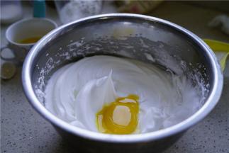 然后再分次将蛋黄加至在里面，提高打蛋器的速度，将蛋黄与蛋白糊完美打一体。
