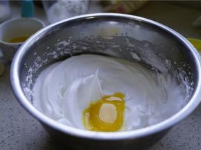 然后再分次将蛋黄加至在里面，提高打蛋器的速度，将蛋黄与蛋白糊完美打一体。