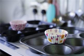 将烘焙纸托铺在模具里。同时就预热好蒸烤箱。