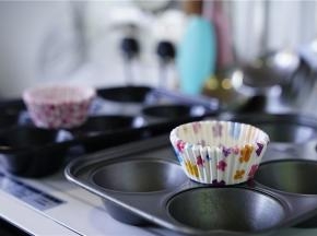 将烘焙纸托铺在模具里。同时就预热好蒸烤箱。