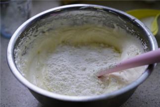 然后将低筋粉加至在蛋糊里面，拌至均干粉状。拌制的时候不要打圈拌，一定要上下拌。